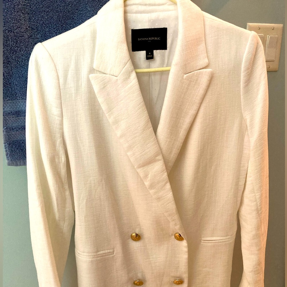 New without tags. Never worn. Banana Republic Blazer size 4